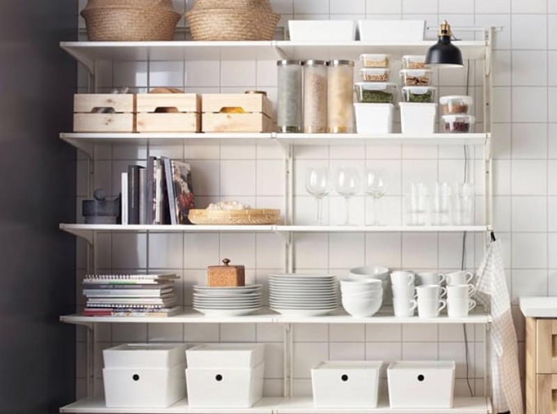 Sử dụng kệ: Những chiếc tủ bếp kín là nội thất tiêu chuẩn cho gian bếp, tuy nhiên, đôi khi nó lại trông quá cồng kềnh so với không gian chật hẹp của những căn bếp nhỏ. Vì vậy, thay vì lắp đặt tủ, những chiếc kệ đơn giản sẽ giúp không gian bếp trở nên thoáng đãng hơn.