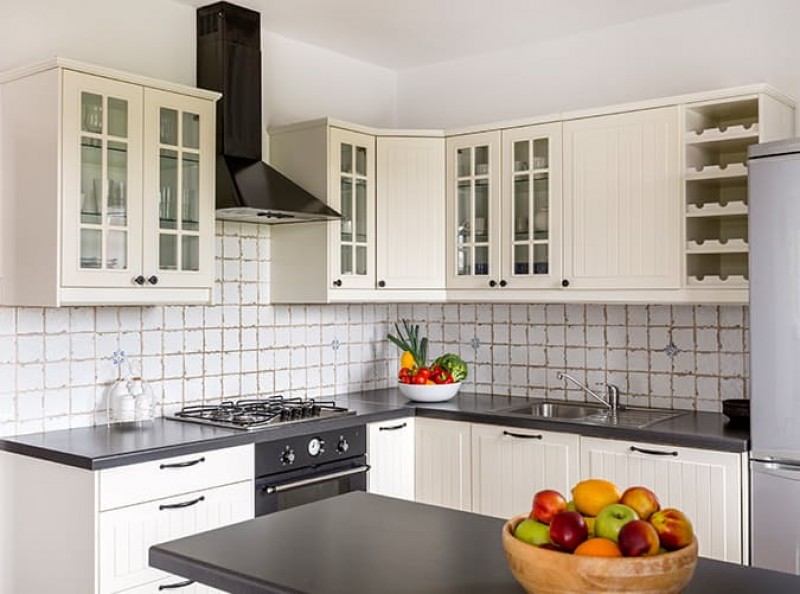 Chọn nội thất sáng màu: Màu trắng và các màu sắc tươi sáng sẽ giúp cho căn phòng bếp bắt sáng tốt hơn và tự nhiên trở nên rộng, thoáng hơn trông thấy.