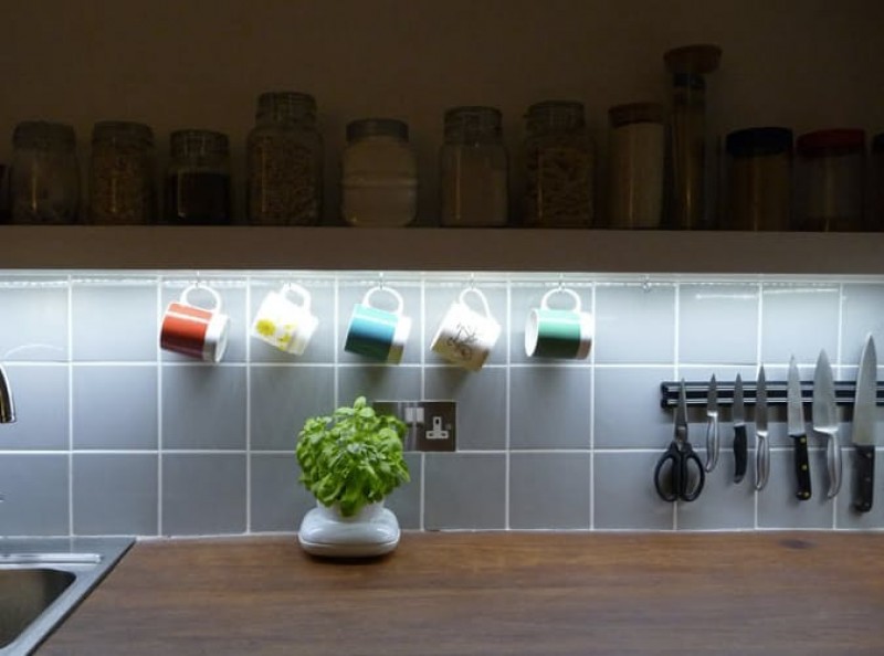 Tạo thêm ánh sáng: Những góc tối và khuất trong gian bếp cũng sẽ vô tình khiến không gian bếp trở nên chật hẹp hơn nhiều. Vì vậy, để không gian bếp trở nên sáng sủa và rộng rãi hơn, bạn nên cân nhắc việc lắp một vài chiếc đèn LED vào các góc khuất như kệ tủ.  