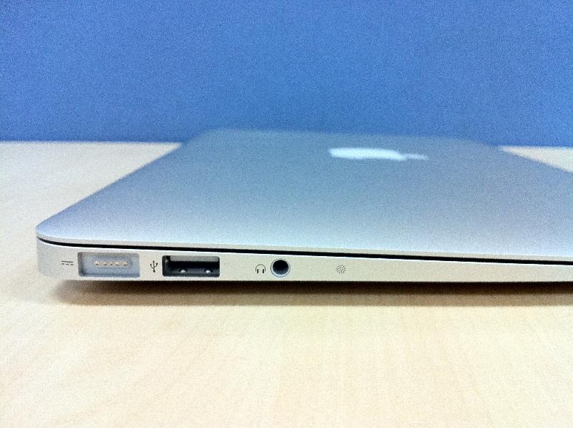 MacBook Air 2008: Đây là chiếc laptop được quảng cáo là mỏng nhất và nhẹ nhất, chỉ nặng 1,5kg.