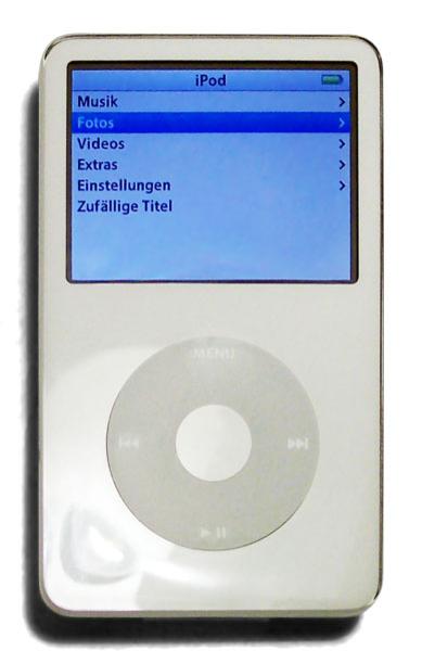iPod Classic 2001: được phát hành vào năm 2001, iPod là một cuộc cách mạng trong cách chúng ta lắng nghe và mang âm nhạc theo bên mình. Thiết bị ban đầu này là tiền thân của năm phiên bản khác nhau vô cùng thành công sau này của iPod, bao gồm Mini, Nano, Shuffle và Touch.