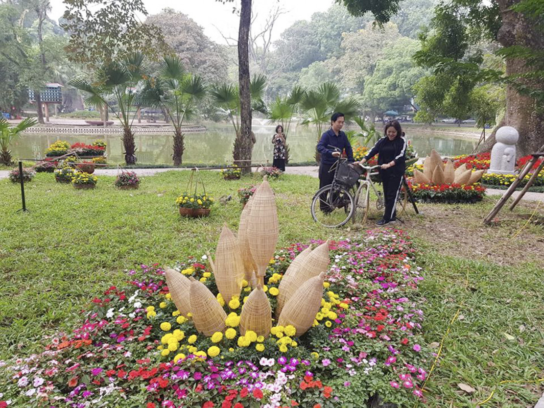 Hai con đường dọc công viên Bách Thảo được trang trí bằng những sắc hoa tươi thắm, tạo nên một không gian đẹp, gợi nhớ lại cho người Hà Nội những ký ức xưa
