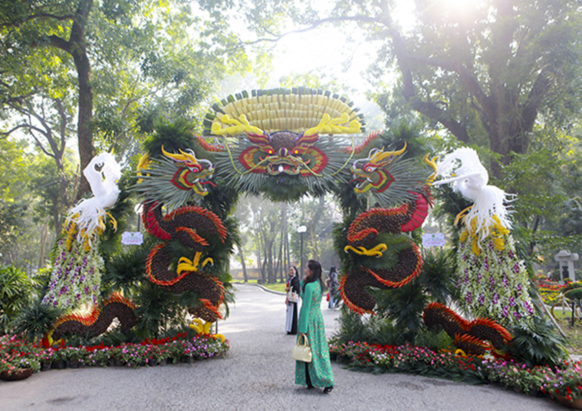 Đón khách tham quan là cổng chào khổng lồ, hình rồng phượng, cao tới 7m, được kết từ hơn 1 tấn hoa, củ, quả các loại. 