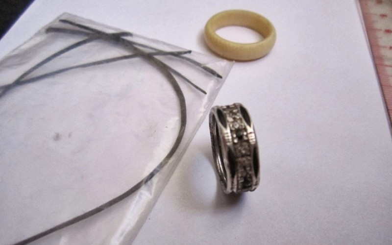 Nhẫn lông đuôi voi được làm bằng kim loại như vàng, bạc… bên trong rỗng để lồng lông đuôi voi.
