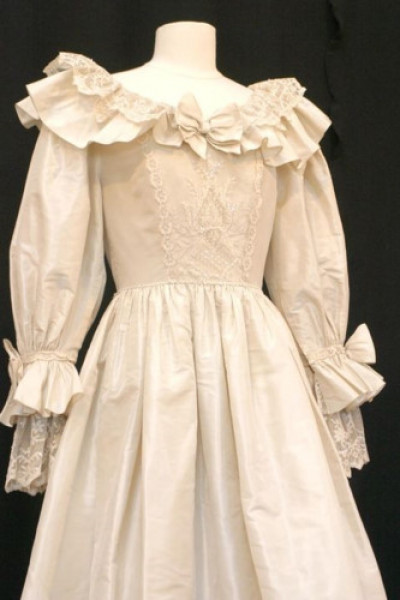 Các nhà thiết kế đã thiết kế một bộ váy cưới gần giống như của Công nương đã mặc (chỉ khác một chút ở phần cổ áo) nhưng sau đó bộ váy đó đã 