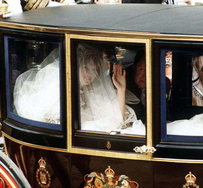 Ít ai biết rằng chiếc váy cưới của Công nương Diana quá lớn so với diện tích chiếc xe. Nhà thiết kế Elizabeth Emanuel đã nói rằng chiếc váy bị nhăn đôi chỗ sau khi cô di chuyển đến Nhà thờ chính tòa Thánh Paul.