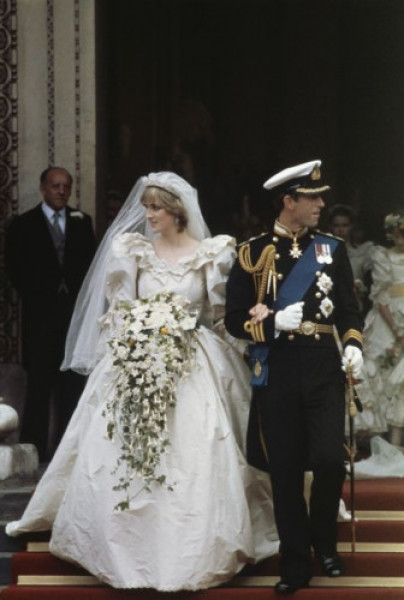 Trang phục cưới của Công nương Diana đã đáp ứng đủ 4 tiêu chí cho một đám cưới của Hoàng gia Anh: một thứ cũ, một thứ mới, một thứ đi mượn và một chút buồn.