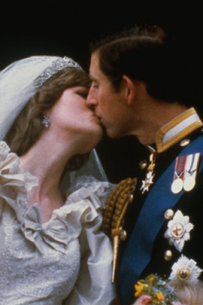 Không ai biết rằng nhà thiết kế Emanuels đã gắn một huy hiệu vàng 18 carat với những viên kim cương trắng lên mác của chiếc váy.