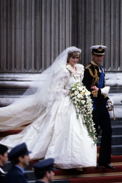 Trong 7 tháng trước đám cưới, vòng eo của Công nương Diana giảm đi nhanh chóng khiến các nhà thiết kế đột ngột phải sửa lại bộ váy đến sát ngày cưới mới hoàn thành.