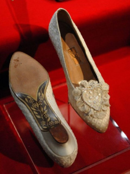 Đôi giày cưới của Công nương phải mất 6 tháng để hoàn thành. Đôi giày được gắn 542 hạt kim sa và 132 viên ngọc trai. 