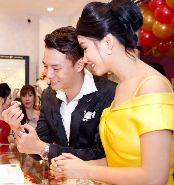 Nam diễn viên vào vai anh chồng bạc nhược trong bộ phim “Sống chung với mẹ chồng” đã ngắm nghía chiếc nhẫn bằng vàng rất lâu trước khi trao cho diễn viên Lương Giang.