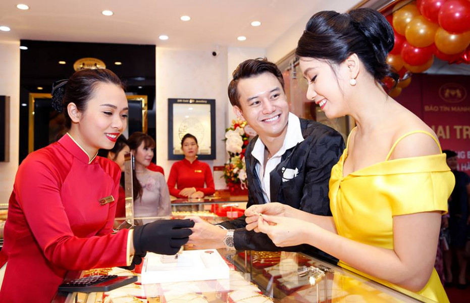 Diễn viên Lương Giang tỏ ra thích thú với món trang sức mà Anh Dũng vừa chọn.