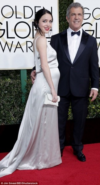 Tài tử Mel Gibson đưa  bạn gái Rosalind Ross đang mang thai tới dự sự kiện. 