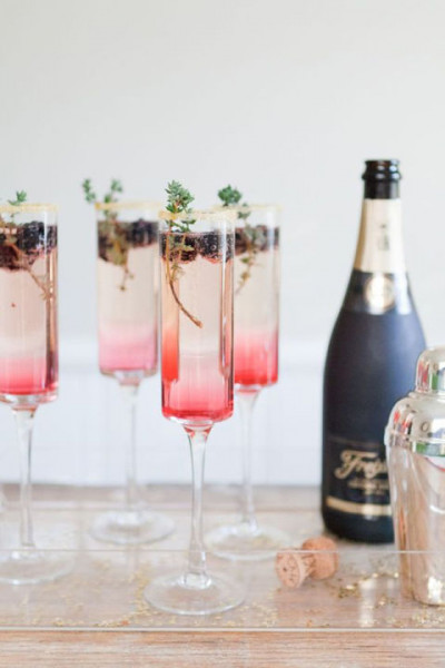 Loại cocktail này được pha chế từ quả mâm xôi, rượu champagne. Ly rượu có màu sắc rất đẹp và mang đến cảm giác tỏa sáng bất ngờ trong lần gặp đầu