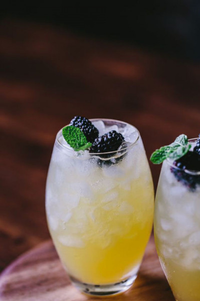 Ly cocktail có tên 'Sự tán thưởng' này được pha chế từ quả mâm xôi, xoài và bạc hà. Ly rượu tuyệt đẹp này sẽ khiến không khí của Lễ trao giải càng mê đắm.