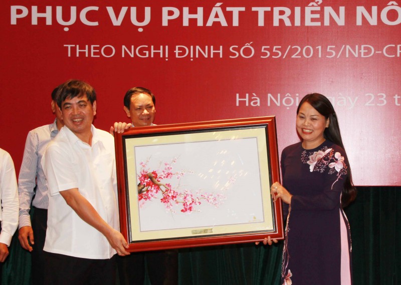 Ông Trịnh Ngọc Khánh, Chủ tịch Hội đồng thành viên Ngân hàng Nông nghiệp và Phát triển nông thôn (Agribank) trao bức tranh kỷ niệm cho Chủ tịch Hội LHPNVN Nguyễn Thị Thu Hà tại lễ ký kết