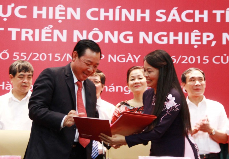 Ông Tiết Văn Thành, Tổng GĐ Agribank (trái) trao bản ký kết với Chủ tịch Hội LHPNVN Nguyễn Thị Thu Hà