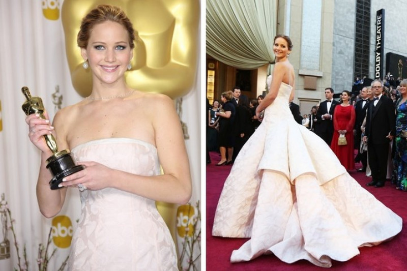 Jennifer Lawrence, 2013. Trang phục của nhà thời trang Dior mà Jennifer Lawrence mặc khi nhận giải Oscar cho vai diễn trong Silver Linings Playbook là một kiệt tác thực sự. Chiếc váy này đắt nhất trong lịch sử lễ trao giải Oscar với giá 4 triệu USD.