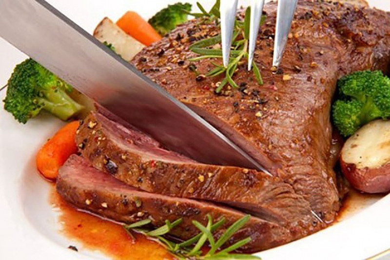 Tránh thịt đỏ cho bữa tối: Thịt đỏ mất nhiều thời gian để tiêu hóa và cũng có rất nhiều chất béo trong đó. Tốt nhất là tránh ăn vào bữa tối hay ban đêm.