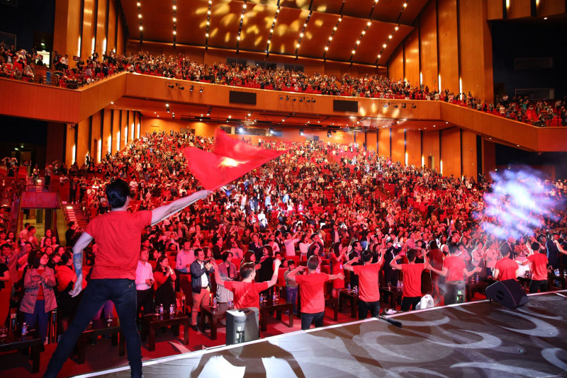 Niềm hân hoan chiến thắng của đội tuyển nhà đã khiến cả khán phòng Vip với sức chứa gần 4.000 người của Trung tâm Hội nghị Quốc gia như vỡ òa. 