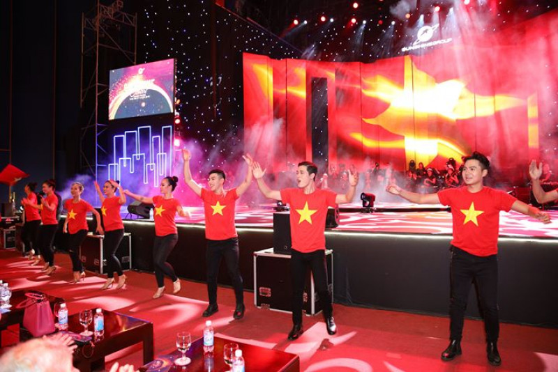 Mở đầu chương trình là màn biểu diễn ăn mừng chiến thắng của đội tuyển U23 Việt Nam