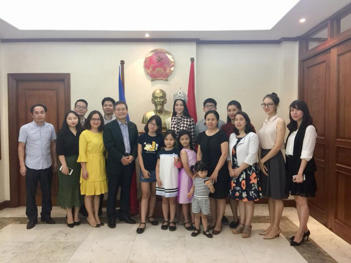 Trước khi trở về Việt Nam, Hoa hậu Trái đất 2018 Phương Khánh đã có dịp diện kiến Đại sứ Việt Nam tại Philippines Lý Quốc Tuấn và các nhân viên của đại sứ quán Việt Nam ở Philippines.