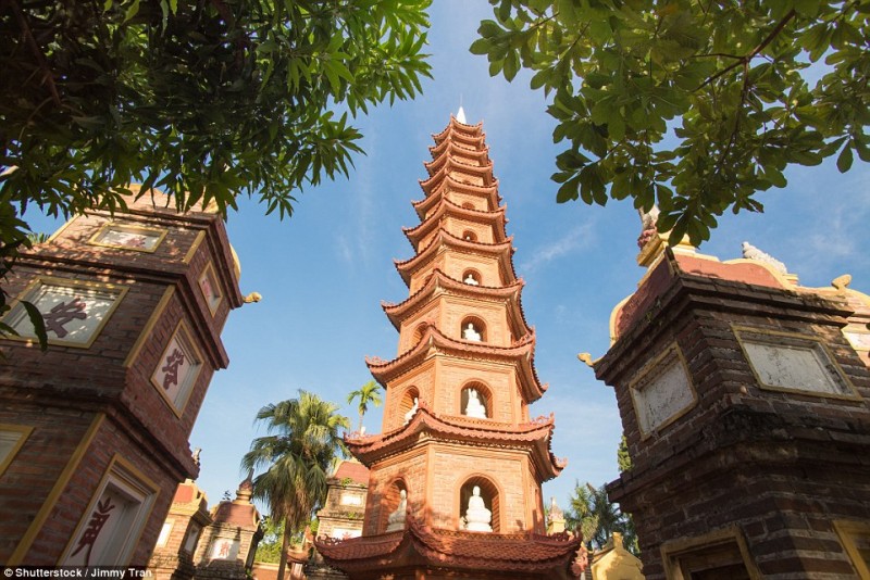 Chùa Trấn Quốc, Hà Nội, Việt Nam nằm trên một hòn đảo phía đông Hồ Tây và là một trong những ngôi chùa cổ nhất tại Hà Nội với bề dày lịch sử hơn 1.500 năm.