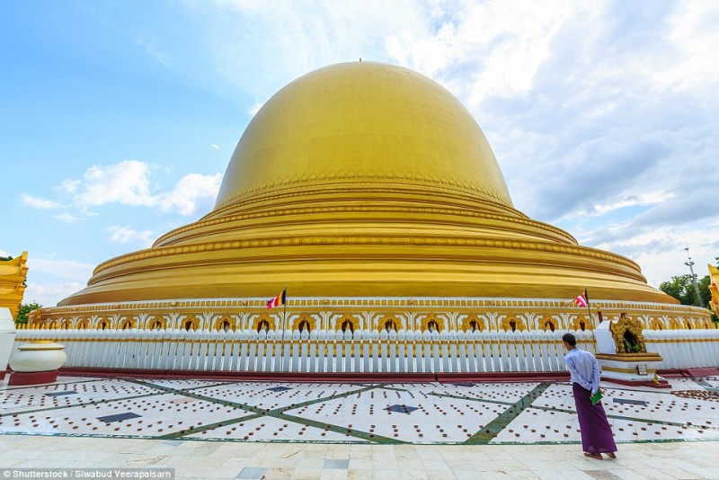 Chùa Kaunghmudaw tại Sagaing, Myanmar được xây dựng vào năm 1636 với thiết kế ban đầu là màu trắng để thể hiện sự tinh khiết, nhưng sau đó đã được mạ vàng.
