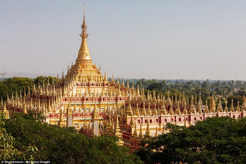  
Quần thể chùa Thambuddhei Paya tại Monywa, Myanmar được xây dựng vào năm 1303 và được tu sửa vào năm 1939.