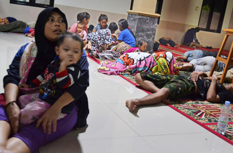 Đợt sóng thần sáng ập đến bất ngờ khiến người dân các vùng ven biển Sunda, Indonesia, không kịp trở tay. Ít nhất 43 người đã thiệt mạng cùng và 600 người bị thương, 2 người bị mất tích. Số nạn nhân có khả năng tiếp tục tăng cao. 