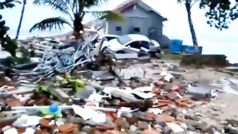 Hàng trăm ngôi nhà, 9 khách sạn và 10 con tàu bị phá hủy sau khi sóng đánh vào các bãi biển quanh eo biển Sunda ở Nam Sumatra và mũi phía Tây của đảo Java.

