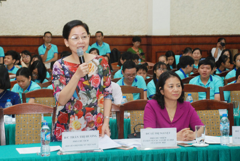 Tham gia đối thoại, Phó Chủ tịch Hội LHPNVN Trần Thị Hương cho biết: Nhiều gia đình vẫn duy trì phương pháp dạy con là: yêu cho roi cho vọt. Hình thức giáo dục này đã vi phạm pháp luật và gây ra nhiều hậu quả nghiêm trọng với trẻ em. Thời gian qua, các cấp Hội có nhiều chương trình để giáo dục hướng dẫn kỹ năng sống cho trẻ, để trẻ biết tự bảo vệ, hiểu về quyền của bản thân; đồng thời có nhiều chương trình hướng dẫn dành cho cha mẹ nuôi dạy, giáo dục trẻ không cần tới roi vọt, đánh đập. Cùng với đó là có các cách thức vận động xây dựng gia đình no ấm, tiến bộ, hạnh phúc, văn minh. Thực hiện xây dựng mô hình hỗ trợ ở cộng đồng, can thiệp với cha mẹ có hành vi đánh đập trẻ…