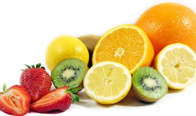 Bổ sung thực phẩm giàu vitamin C, E: Ăn nhiều loại thức ăn giàu vitamin C, E, kẽm sẽ giúp cho làn da của bạn mau tái tạo và phục hồi nhanh chóng.
