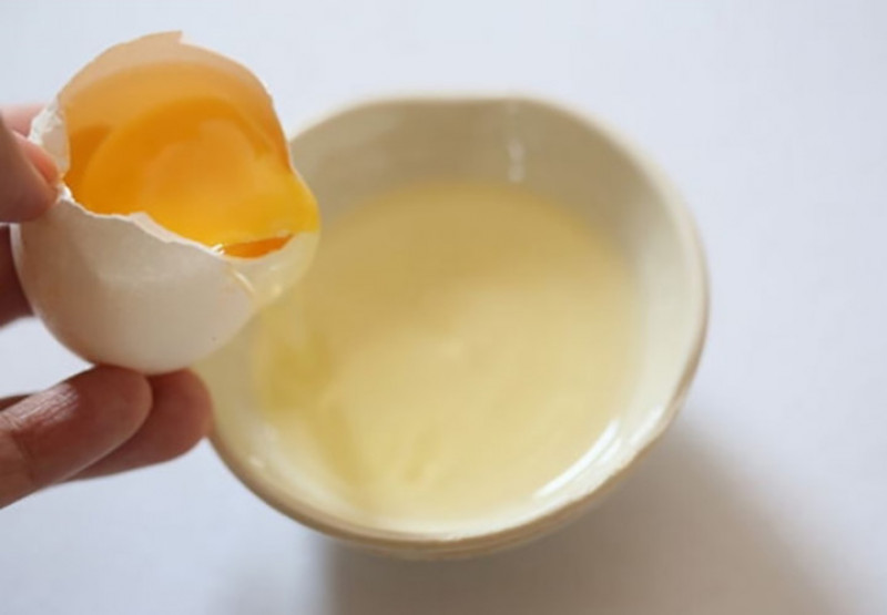 Chữa rạn da sau sinh bằng lòng trắng trứng: Lòng trắng trứng có công dụng kỳ diệu trong việc khôi phục và tái tạo collagen cho da bị rạn nứt. Bôi lòng trắng trứng lên khu vực bị rạn da, chờ khô, rồi rửa sạch bằng nước lạnh. Thực hiện đều đặn có thể làm mất các vết rạn. Cách khác, là trộn bột cà phê với 1 lòng trắng trứng gà và thoa đều lên vùng da bị rạn. Đợi cho hỗn hợp khô tự nhiên, rồi rửa sạch lại với nước ấm.
