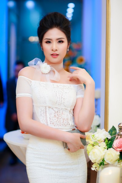 Tham dự sự kiện mà Ngọc Trang đảm nhận vai trò MC có Hoa hậu Ngọc Hân. Cô diện váy trắng tinh tế và gợi cảm với chiếc nơ hình bông hoa trên cổ. 