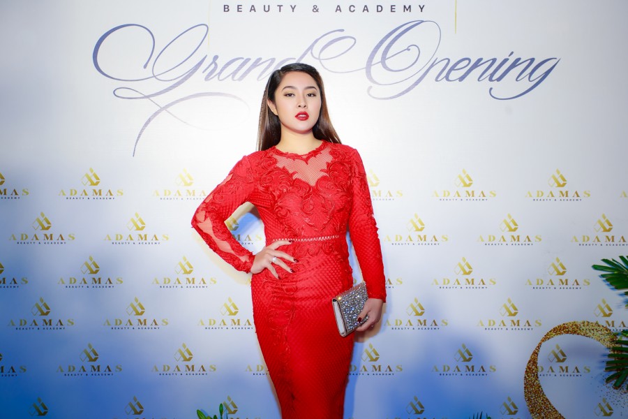 Ca sĩ Bảo Trâm Idol cũng là khách mời của chương trình. Cô nổi bật trong chiếc đầm đỏ tại sự kiện.