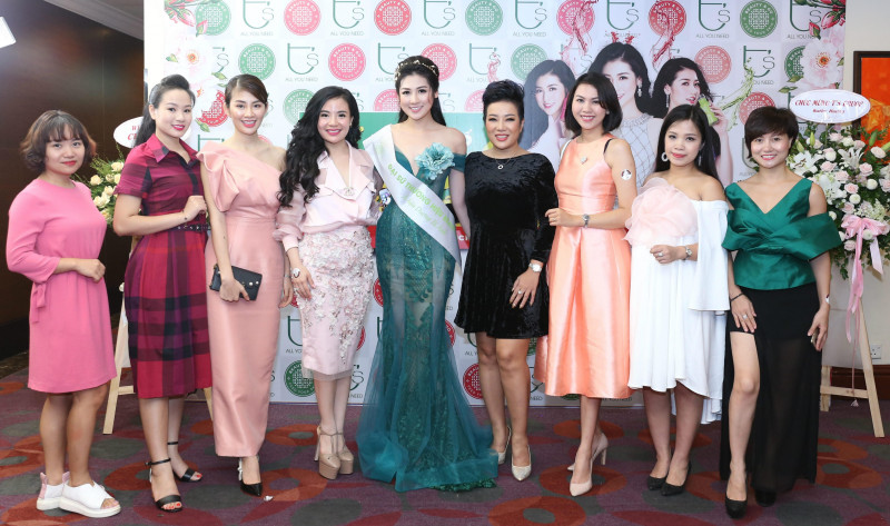 Nhiều người người hâm mộ đã tranh thủ chụp ảnh với Á hậu 1 của cuộc thi Hoa hậu Việt Nam 2012