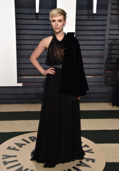 Không thể phủ nhận một điều rằng Scarlett Johansson trông thật quyến rũ với đầm đen xuyên thấu khi tham dự Oscar Party 2017 do Graydon Carter tổ chức tại Trung tâm Biểu diễn Nghệ thuật Wallis Annenberg vào ngày 26 tháng 2 năm 2017 tại Beverly Hills, California.