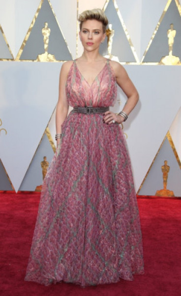 Chiếc đầm chất liệu voan mỏng manh, quyến rũ tôn lên vẻ đẹp cho Scarlett Johansson khi cô xuất hiện tại lễ trao giải Oscar lần thứ 89 diễn ra tại Trung tâm Hollywood & Highland vào ngày 26 tháng 2 năm 2017 tại Hollywood, California.
