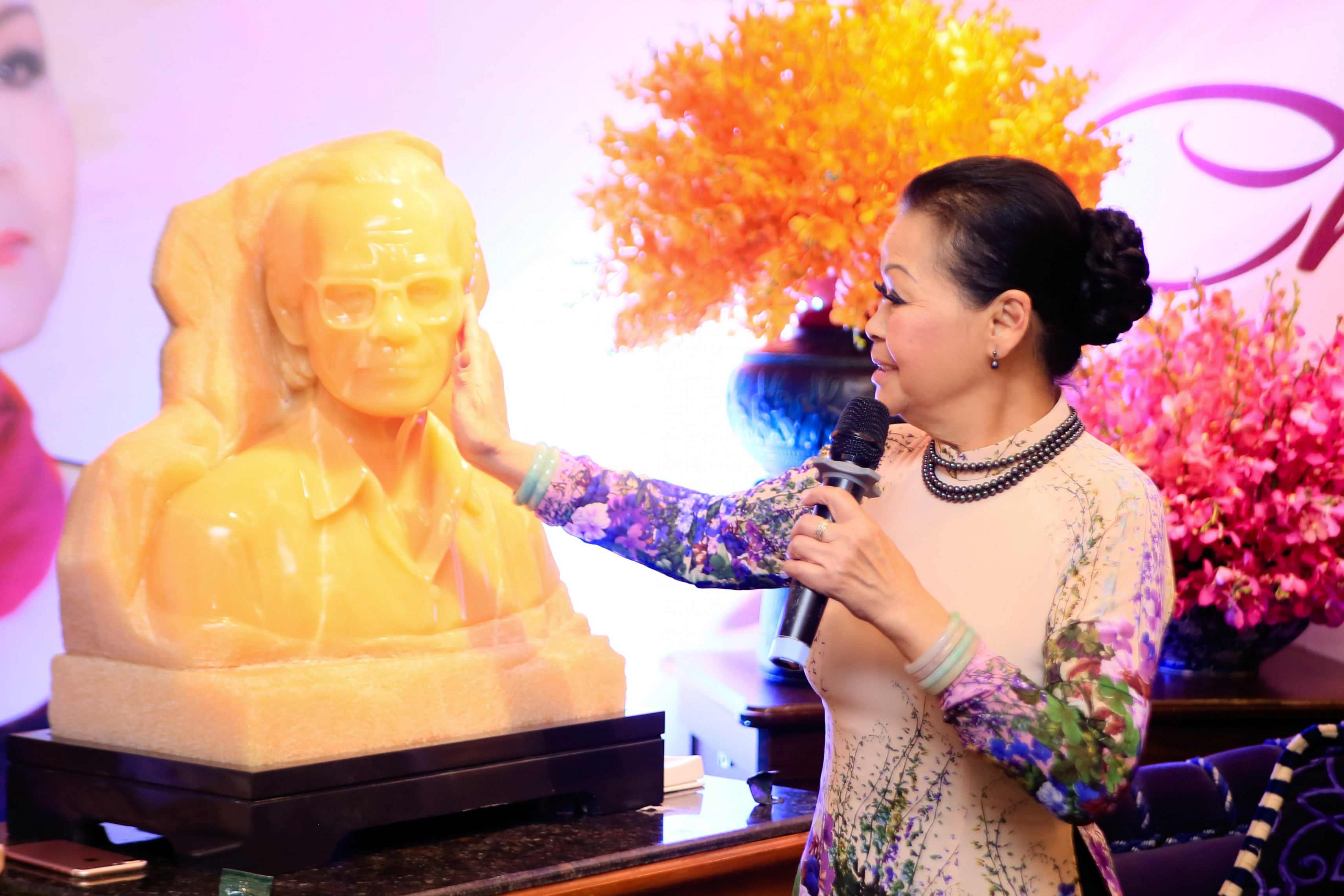 Trong buổi trà đàm, nữ ca sĩ cao niên vô cùng xúc động khi được tặng một món quà bất ngờ: Bức tượng cố nhạc sĩ Trịnh Công Sơn được tạc bằng khối đá quý. 
