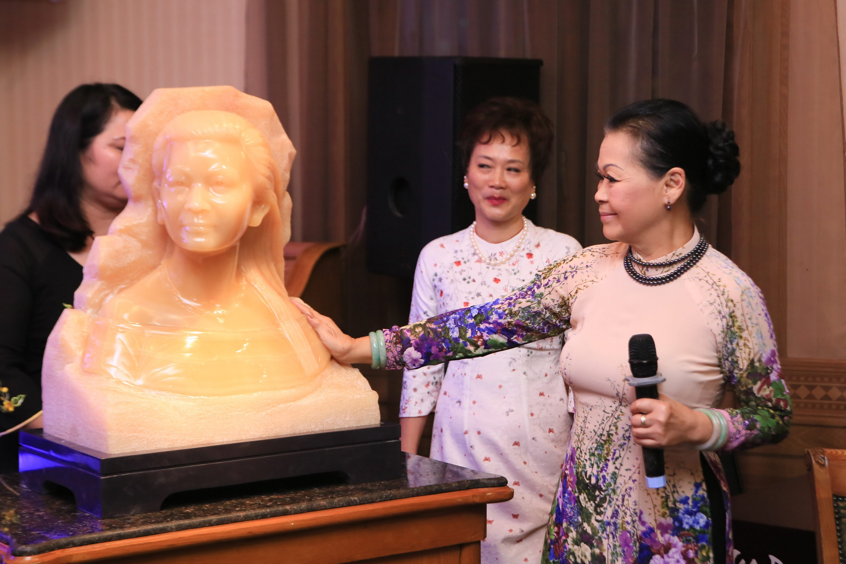 Cùng với tượng cố nhạc sĩ Trịnh Công Sơn, chị Lê Thị Mỹ Liên còn tặng danh ca Khánh Ly bức tượng của chính bà