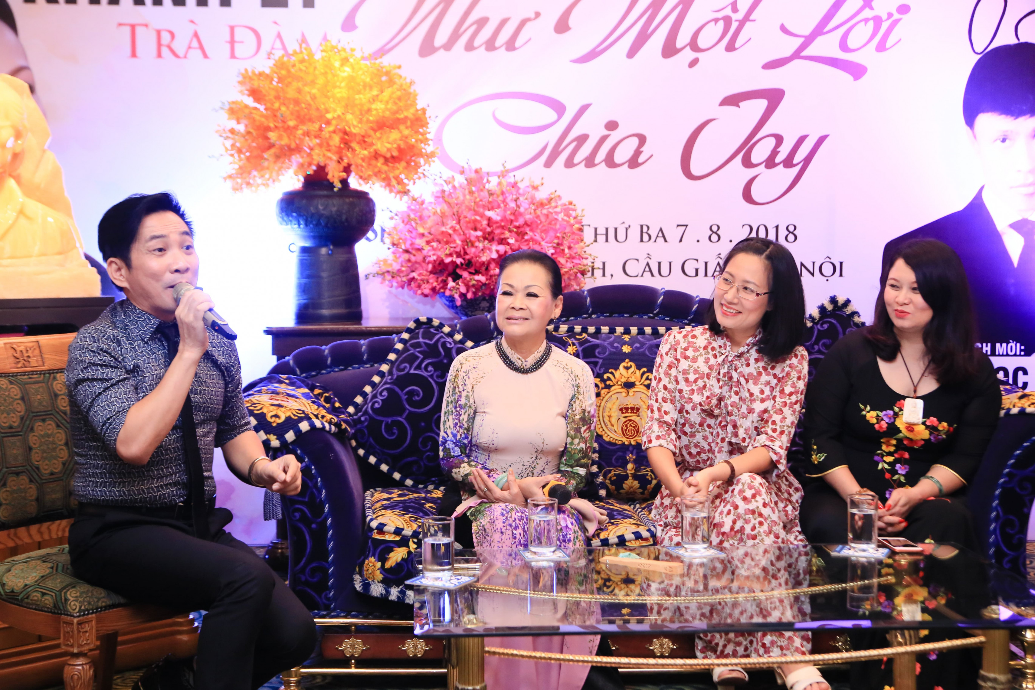 Tối 7/8, danh ca Khánh Ly đã có buổi trà đàm với báo chí và nghệ sĩ nhân dịp đêm nhạc Trịnh Công Sơn – Khánh Ly “Như một lời chia tay” sắp diễn ra tại Hà Nội.