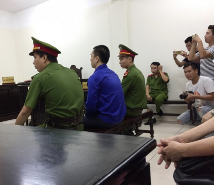 Từ đầu giờ chiều 29/9, lực lượng cảnh sát hỗ trợ tư pháp đã đưa Cao Mạnh Hùng vào phòng xét xử.