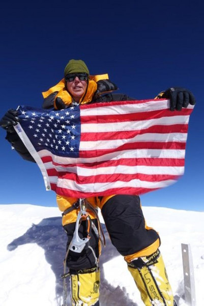 Bà Vanessa O'Brien là một cựu giám đốc ngân hàng đến từ New York (Mỹ). Bà dẫn đầu một nhóm các nhà leo núi quốc tế gồm 9 thành viên. Bà là người phụ nữ Mỹ đầu tiên cắm lá cờ nước mình trên đỉnh K2 vào ngày 28/7/2017.