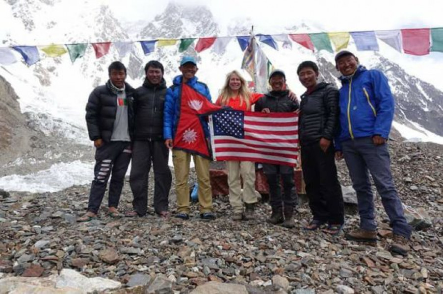 Lần này, nhóm của bà O'Brien đã mất 16 giờ để đi từ trại CAMP-4 ở độ cao 7.681 mét để lên tới đỉnh. Đây là một khoảng thời gian rất dài đối với người leo núi. May mắn là thời tiết ổn định.

