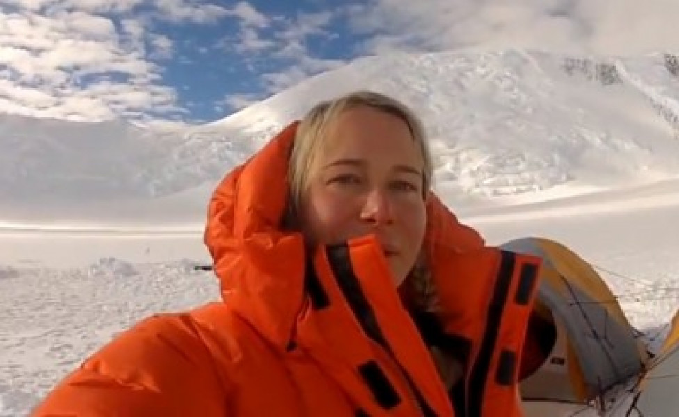 Đây là nỗ lực thứ ba của bà O'Brien tại đỉnh K2 sau khi thất bại năm 2015 vì điều kiện thời tiết khắc nghiệt bất thường. Năm 2016, bà đã cố gắng chinh phục K2 nhưng một vụ tuyết lở chôn vùi tất cả các thiết bị thám hiểm được đặt tại trại CAMP-3. 