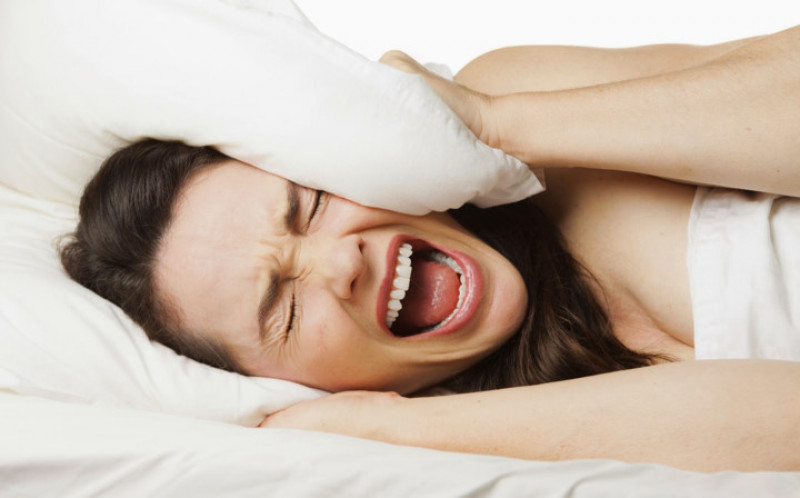 Mất ngủ: Đây cũng là một trong những dấu hiệu quan trọng thể hiện sự thiếu hụt canxi. Trong nhiều trường hợp, người không có đủ canxi trong chế độ ăn uống sẽ dẫn đến dễ bị mất ngủ. Trong một số trường hợp, người thiếu canxi vẫn ngủ nhưng ngủ không đủ sâu, thức dậy vẫn thấy cơ thể mệt mỏi.