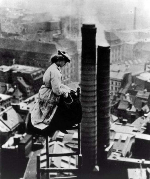 Một nữ thợ xây dựng trên cao ở Berlin (1900).