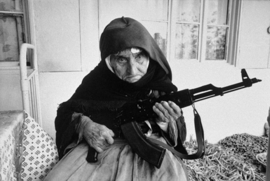 Người phụ nữ Armenia 106 tuổi bảo vệ căn nhà của mình (1990).