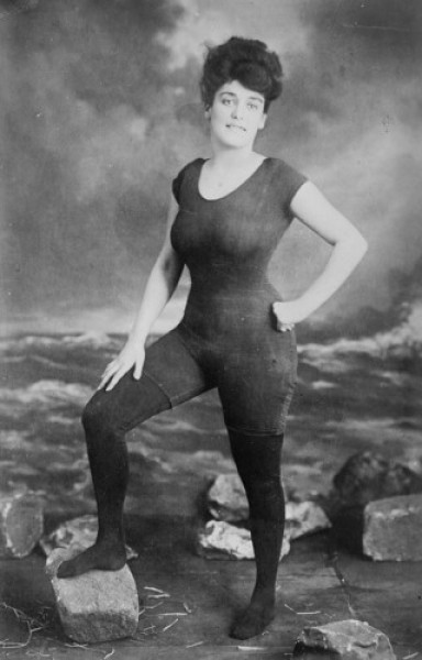 Annette Kellerman trong bộ đồ bơi khiến cô bị bắt vì không đứng đắn (1907)